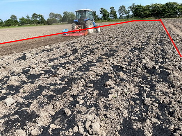 野村ファーム北海道の農地に宙炭を散布して耕す様子（赤枠内に宙炭を散布。黒い部分が宙炭）