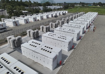 現地の系統用蓄電池サイト（出所：HDRE）