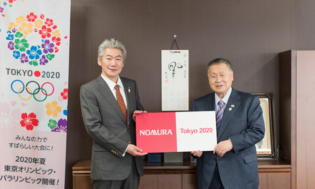 写真：グループCEO 永井 浩二と、公益財団法人東京オリンピック・パラリンピック競技大会組織委員会の森 喜朗会長