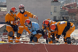 トルコの被災地で救助活動を行う国際緊急援助隊）