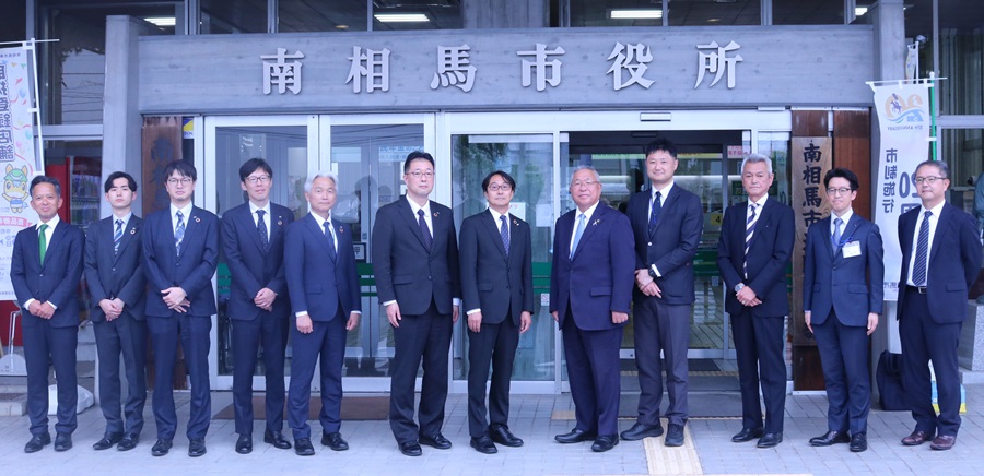 南相馬市役所前での集合写真